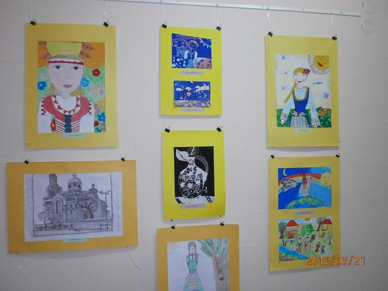 P3210067.JPG - Изложба на рисунки на ученици от СОУПЧЕ "А. С. Пушкин". Поздрав за рождения ден на библиотеката.