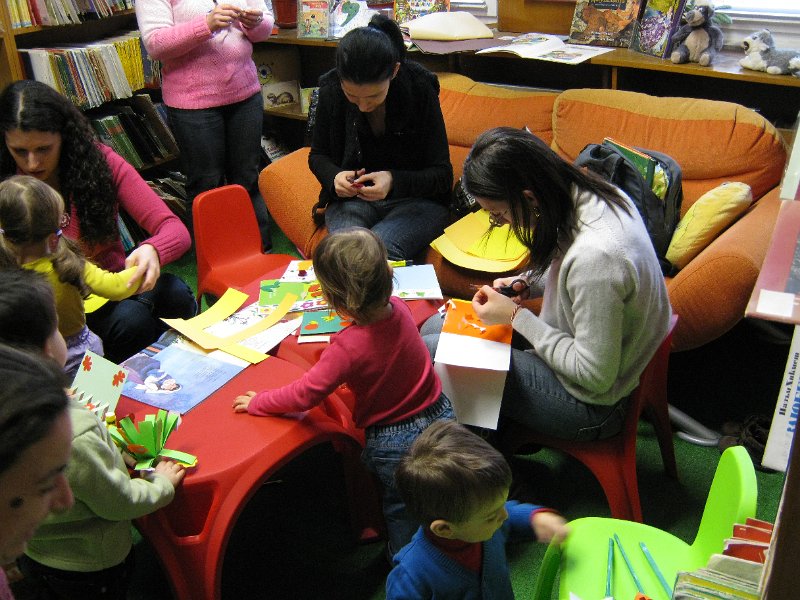 IMG_2196.JPG - Тема: "Цветя за Мама" - четем стихчета, слушаме песнички и изработваме картички за Празника на Мама