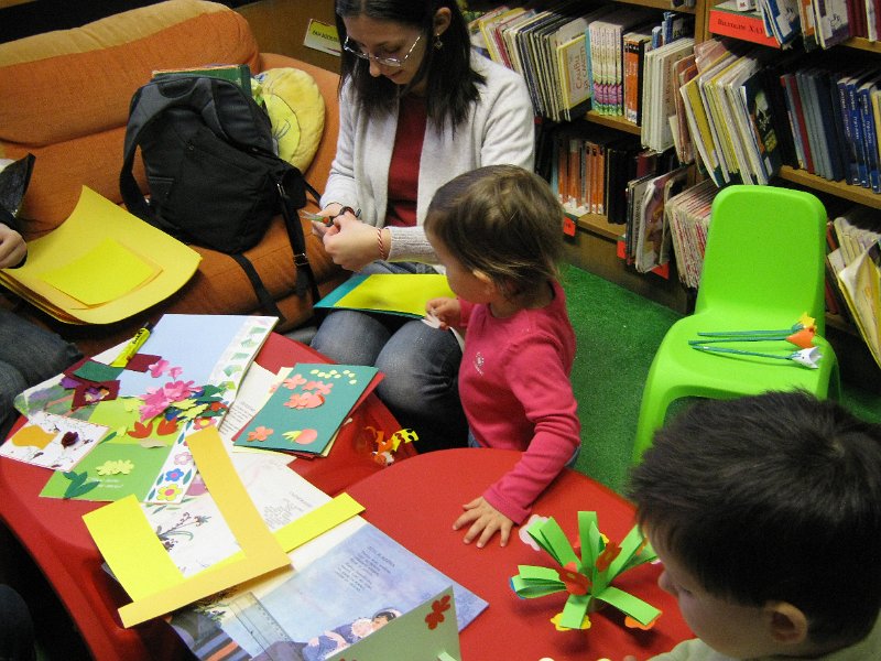 IMG_2197.JPG - Тема: "Цветя за Мама" - четем стихчета, слушаме песнички и изработваме картички за Празника на Мама