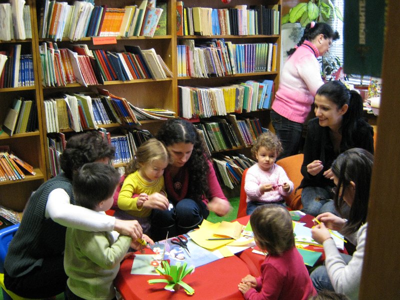 IMG_2202.JPG - Тема: "Цветя за Мама" - четем стихчета, слушаме песнички и изработваме картички за Празника на Мама