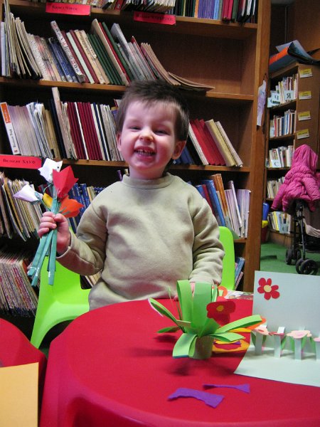 IMG_2207.JPG - Тема: "Цветя за Мама" - четем стихчета, слушаме песнички и изработваме картички за Празника на Мама