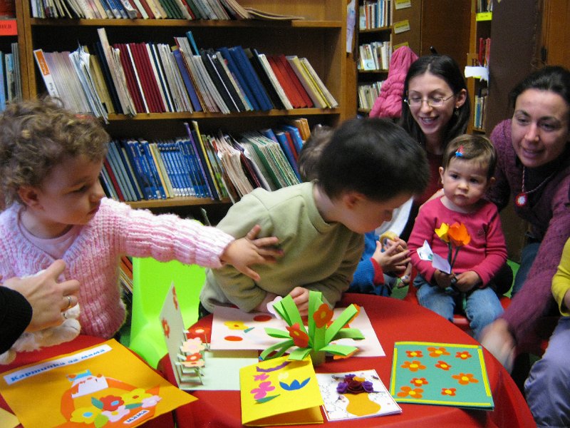 IMG_2211.JPG - Тема: "Цветя за Мама" - четем стихчета, слушаме песнички и изработваме картички за Празника на Мама