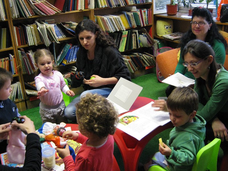 IMG_2242.JPG - Тема: "Приказките на Братя Грим". Четем "Снежанка и седемте джуджета" и гледаме филмчето.