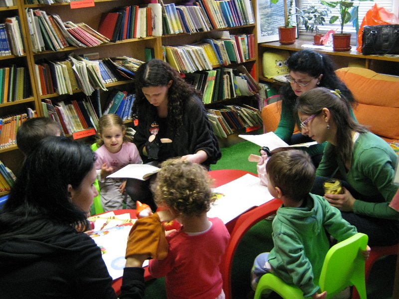 IMG_2250.JPG - Тема: "Приказките на Братя Грим". Четем "Снежанка и седемте джуджета" и гледаме филмчето.