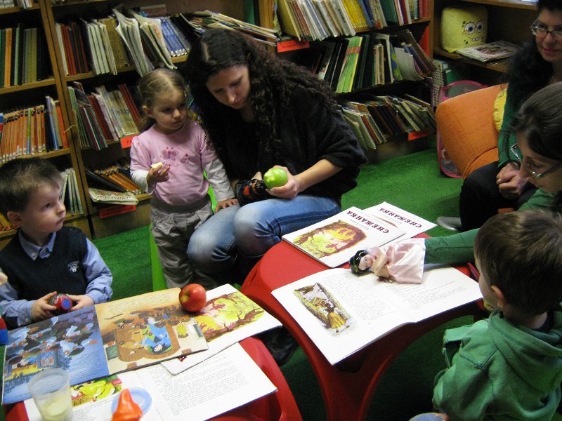 IMG_2252.JPG - Тема: "Приказките на Братя Грим". Четем "Снежанка и седемте джуджета" и гледаме филмчето.