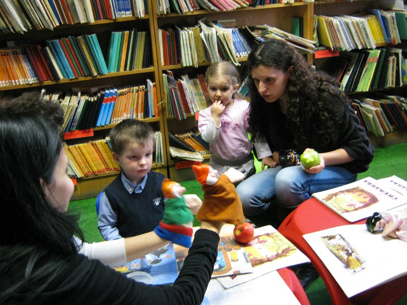 IMG_2253.JPG - Тема: "Приказките на Братя Грим". Четем "Снежанка и седемте джуджета" и гледаме филмчето.