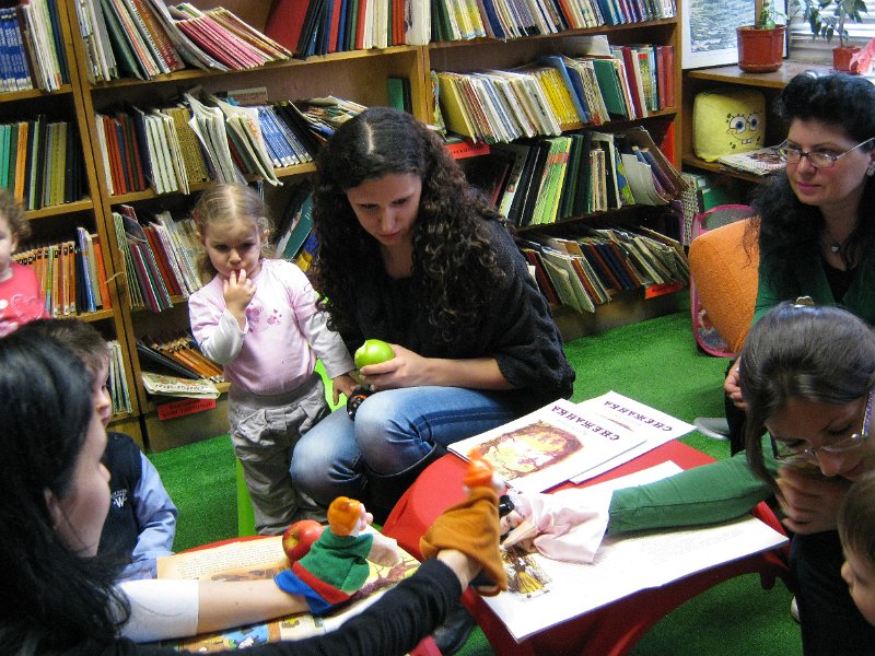 IMG_2255.JPG - Тема: "Приказките на Братя Грим". Четем "Снежанка и седемте джуджета" и гледаме филмчето.