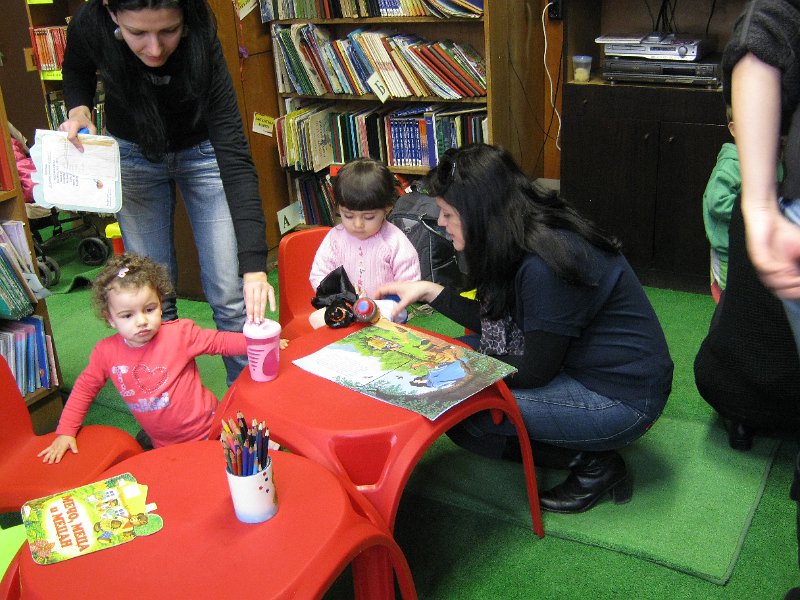 IMG_2259.JPG - Тема: "Приказките на Братя Грим". Четем "Снежанка и седемте джуджета" и гледаме филмчето.