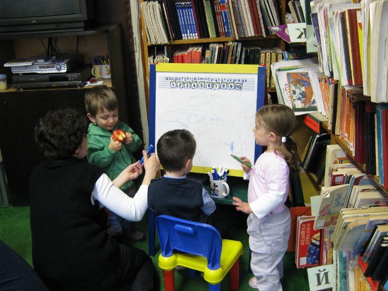 IMG_2260.JPG - Тема: "Приказките на Братя Грим". Четем "Снежанка и седемте джуджета" и гледаме филмчето.