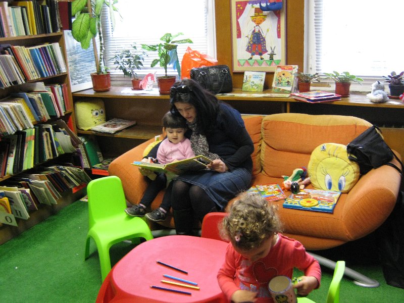 IMG_2264.JPG - Тема: "Приказките на Братя Грим". Четем "Снежанка и седемте джуджета" и гледаме филмчето.