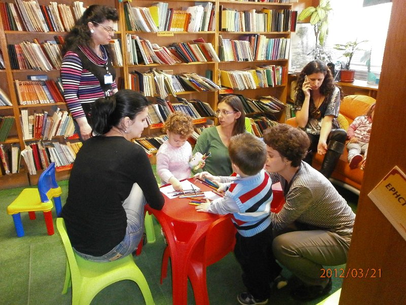 P3210046.JPG - Тема: "Приказките на Х. К. Андерсен". Четем "Цветята на малката Ида" и гледаме филмчето.