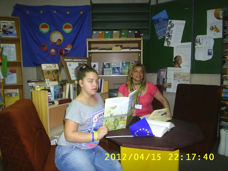 S4010049.JPG - Среща с ученици от СОУ "Гео Милев" - 5 кл. по европейски проект "Да направим училището привлекателно за младите хора" – "Германия – странознание". "Библиотеката - там, където се чувстваме добре и можем да се докоснем до много нови знания" - Националната библиотечна седмица и младите хора.