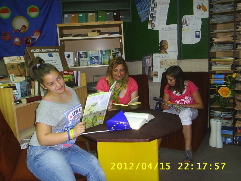 S4010050.JPG - Среща с ученици от СОУ "Гео Милев" - 5 кл. по европейски проект "Да направим училището привлекателно за младите хора" – "Германия – странознание". "Библиотеката - там, където се чувстваме добре и можем да се докоснем до много нови знания" - Националната библиотечна седмица и младите хора.