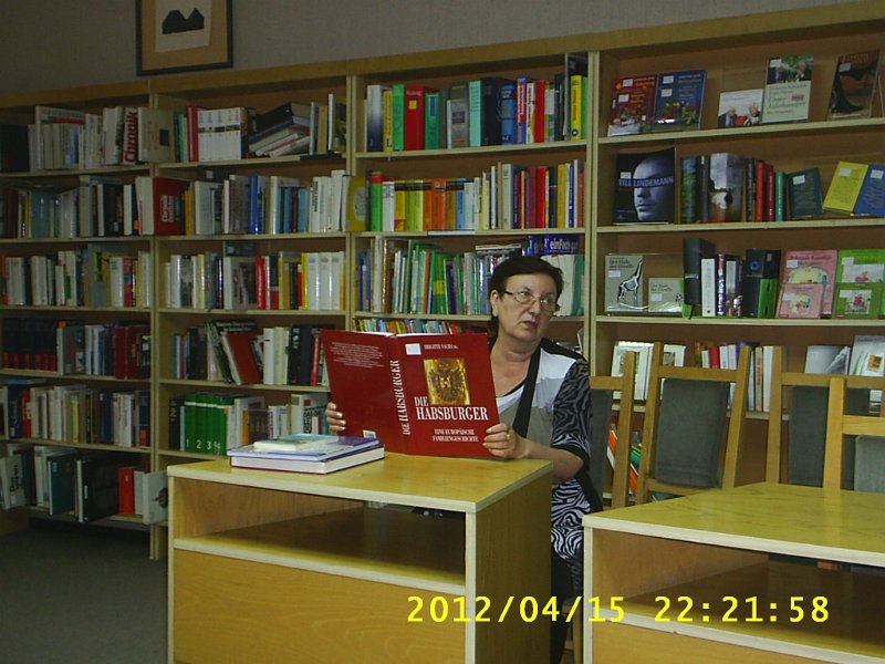 S4010056.JPG - Среща с ученици от СОУ "Гео Милев" - 5 кл. по европейски проект "Да направим училището привлекателно за младите хора" – "Германия – странознание". "Библиотеката - там, където се чувстваме добре и можем да се докоснем до много нови знания" - Националната библиотечна седмица и младите хора.