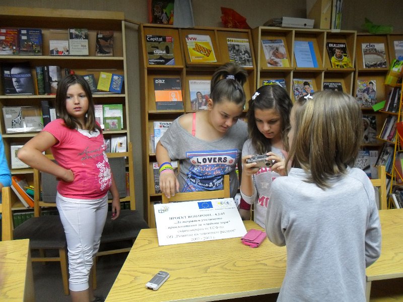 SAM_2610.JPG - Среща с ученици от СОУ "Гео Милев" - 5 кл. по европейски проект "Да направим училището привлекателно за младите хора" – "Германия – странознание". "Библиотеката - там, където се чувстваме добре и можем да се докоснем до много нови знания" - Националната библиотечна седмица и младите хора.