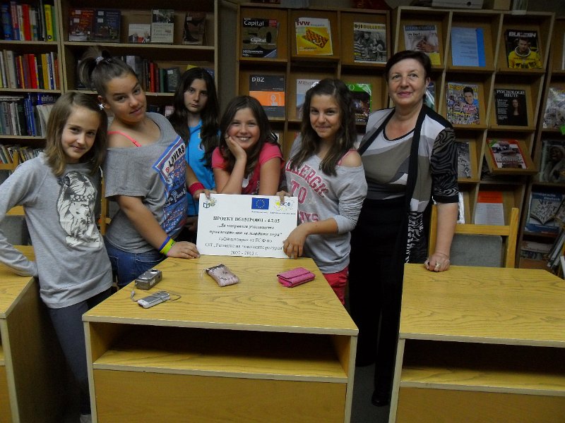 SAM_2613.JPG - Среща с ученици от СОУ "Гео Милев" - 5 кл. по европейски проект "Да направим училището привлекателно за младите хора" – "Германия – странознание". "Библиотеката - там, където се чувстваме добре и можем да се докоснем до много нови знания" - Националната библиотечна седмица и младите хора.