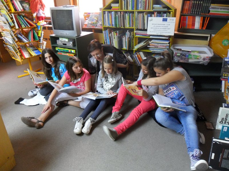 SAM_2619.JPG - Среща с ученици от СОУ "Гео Милев" - 5 кл. по европейски проект "Да направим училището привлекателно за младите хора" – "Германия – странознание". "Библиотеката - там, където се чувстваме добре и можем да се докоснем до много нови знания" - Националната библиотечна седмица и младите хора.