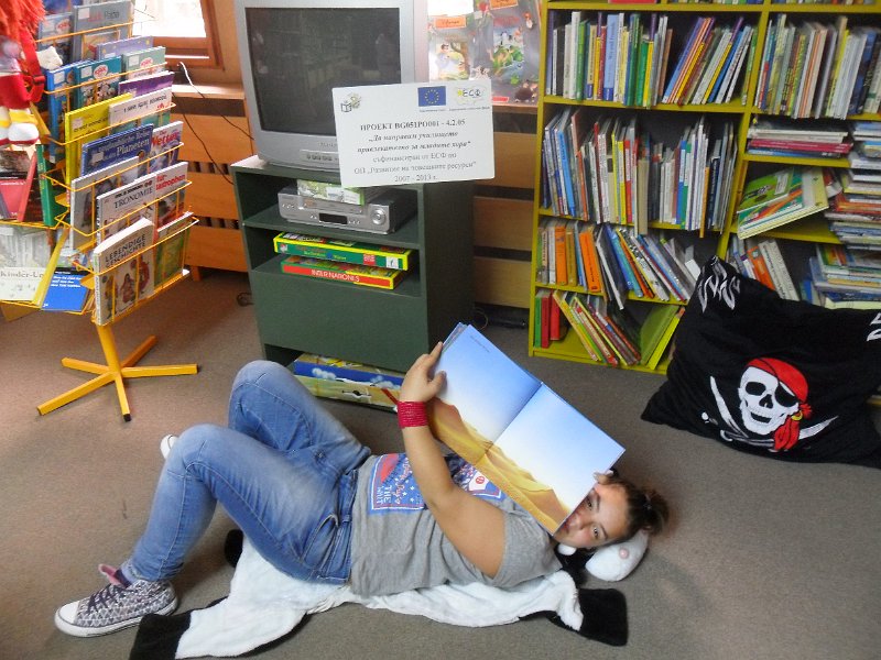 SAM_2636.JPG - Среща с ученици от СОУ "Гео Милев" - 5 кл. по европейски проект "Да направим училището привлекателно за младите хора" – "Германия – странознание". "Библиотеката - там, където се чувстваме добре и можем да се докоснем до много нови знания" - Националната библиотечна седмица и младите хора.