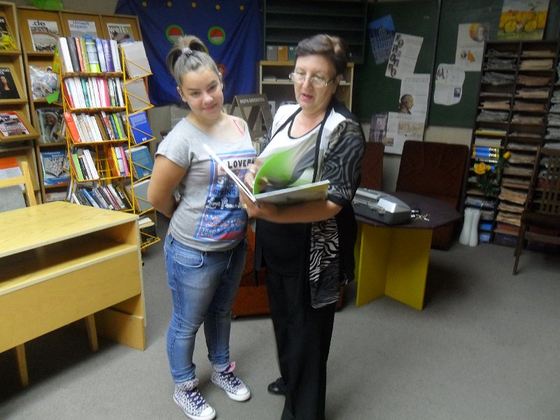 SAM_2645.JPG - Среща с ученици от СОУ "Гео Милев" - 5 кл. по европейски проект "Да направим училището привлекателно за младите хора" – "Германия – странознание". "Библиотеката - там, където се чувстваме добре и можем да се докоснем до много нови знания" - Националната библиотечна седмица и младите хора.