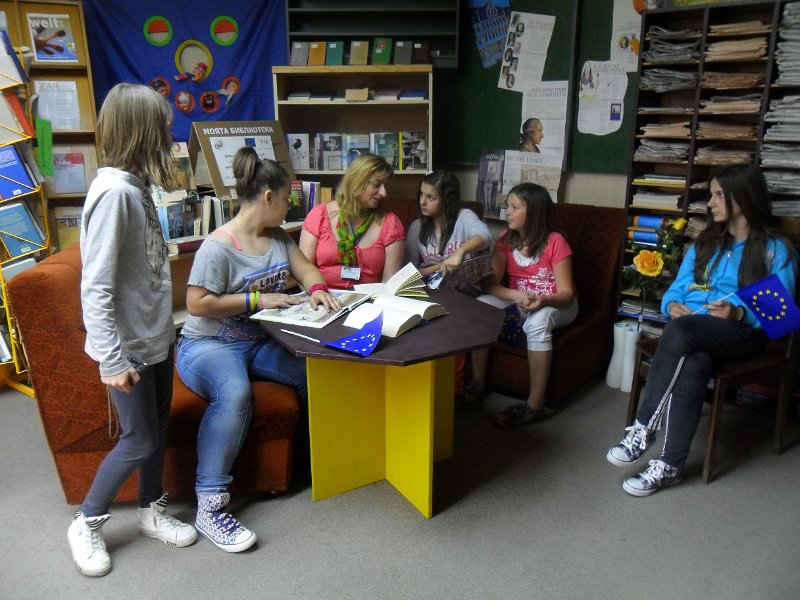 SAM_2668.JPG - Среща с ученици от СОУ "Гео Милев" - 5 кл. по европейски проект "Да направим училището привлекателно за младите хора" – "Германия – странознание". "Библиотеката - там, където се чувстваме добре и можем да се докоснем до много нови знания" - Националната библиотечна седмица и младите хора.