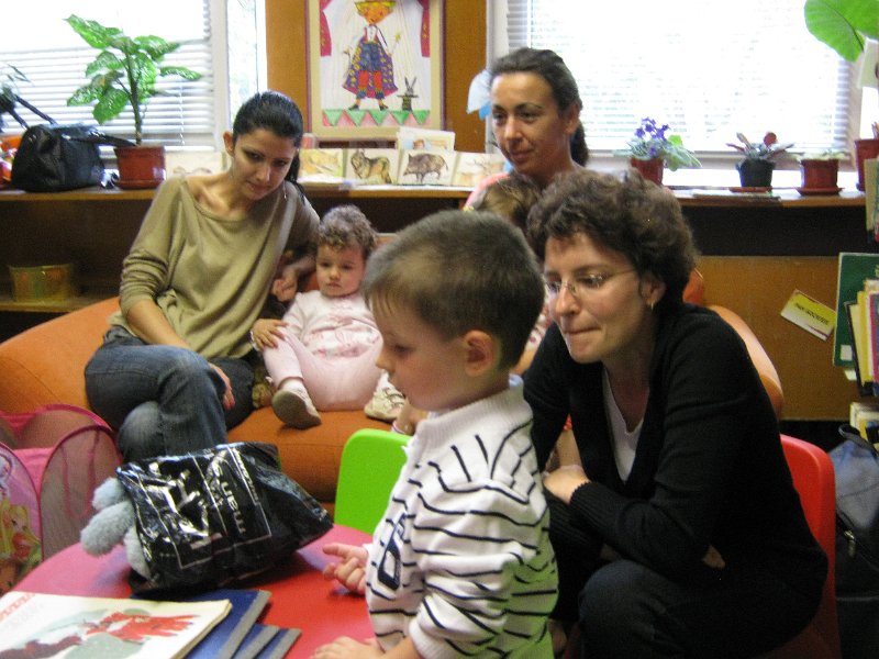 IMG_2863.JPG - Тема: "Приключенията на Пинокио". Четем книжката от Карло Колоди и гледаме филма.