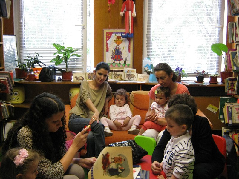 IMG_2866.JPG - Тема: "Приключенията на Пинокио". Четем книжката от Карло Колоди и гледаме филма.