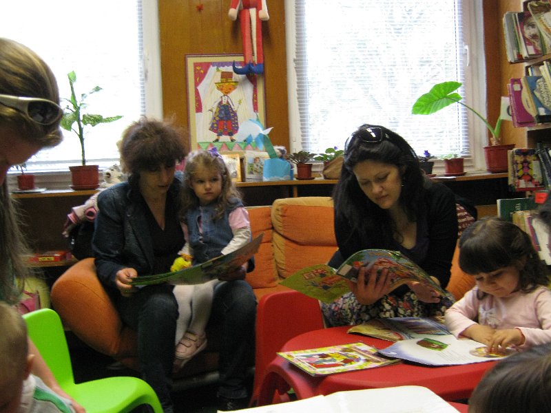 IMG_2994.JPG - Тема: "1 юни Празник на дететето". Всяко дете представя любима песничка, танц или стихче и получава символична награда.