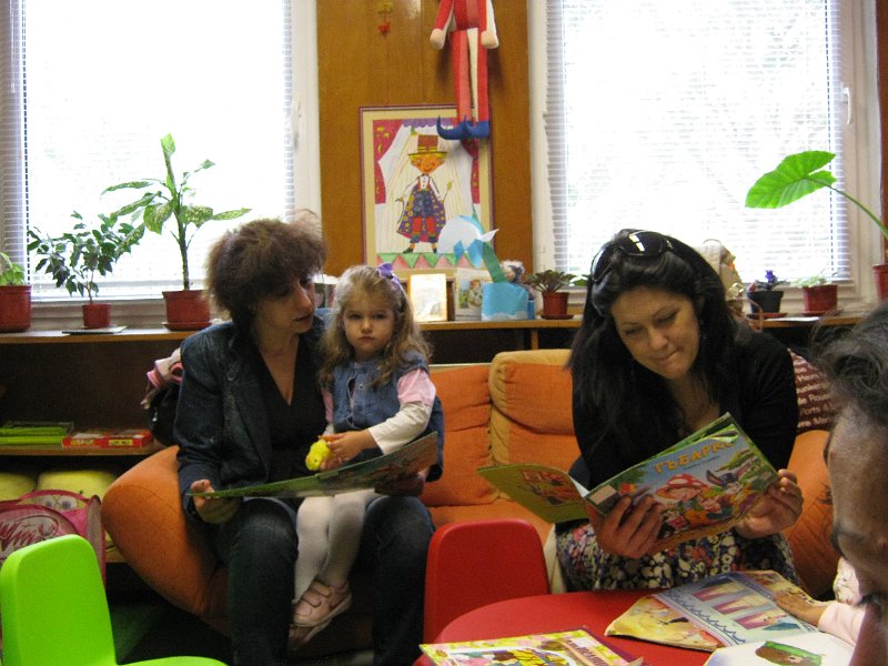 IMG_2995.JPG - Тема: "1 юни Празник на дететето". Всяко дете представя любима песничка, танц или стихче и получава символична награда.