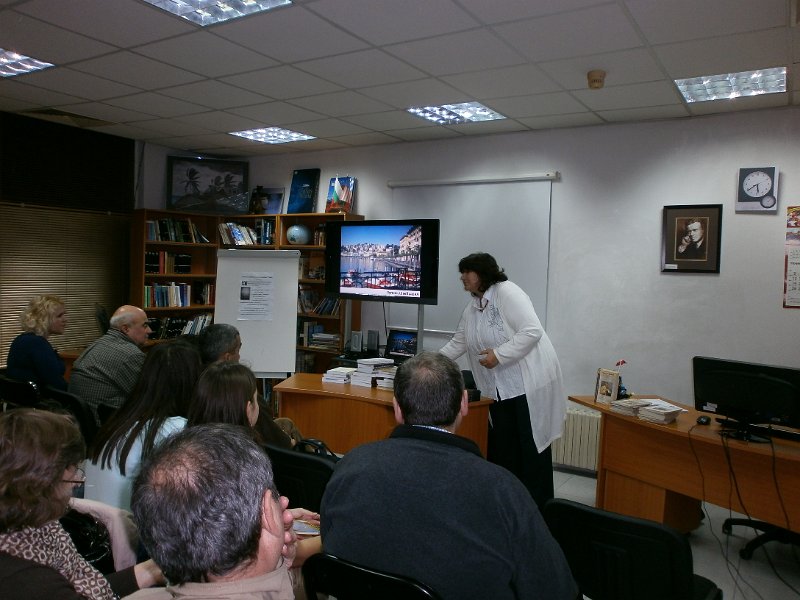 PB090037.JPG - Среща с редакционния екип и представяне на „Сънища и безсъници“ - сборник с текстове от научна конференция по повод стоте години от отпечатването на стихосбирките „Сън за щастие“ на Пенчо Славейков и „Безсъници“ на Пейо Яворов. Съвместна инициатива на РБ "Пенчо Славейков" и Научният център за православна култура и изкуства „Свети Архангел Михаил при Шуменски университет".