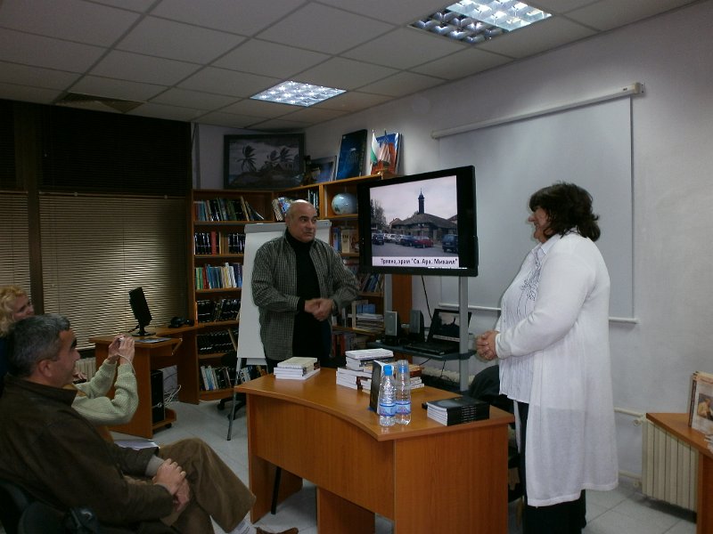 PB090038.JPG - Среща с редакционния екип и представяне на „Сънища и безсъници“ - сборник с текстове от научна конференция по повод стоте години от отпечатването на стихосбирките „Сън за щастие“ на Пенчо Славейков и „Безсъници“ на Пейо Яворов. Съвместна инициатива на РБ "Пенчо Славейков" и Научният център за православна култура и изкуства „Свети Архангел Михаил при Шуменски университет".