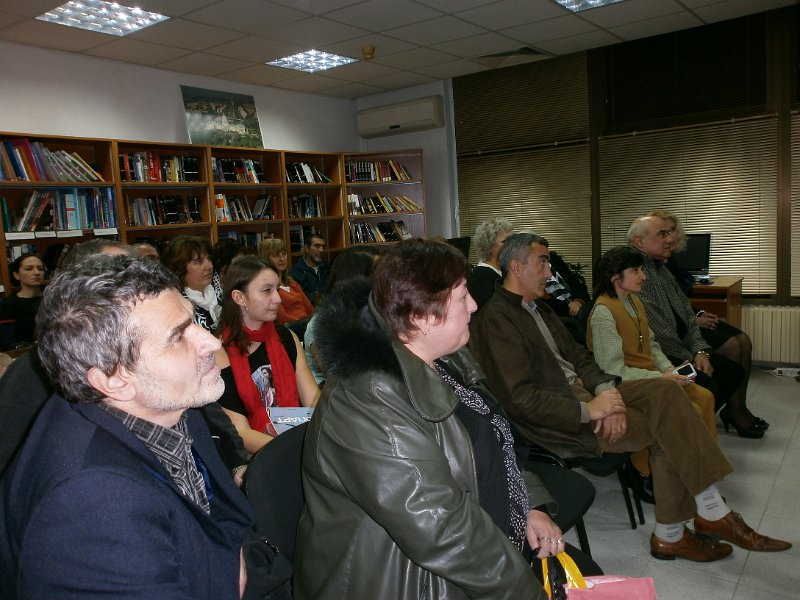 PB090041.JPG - Среща с редакционния екип и представяне на „Сънища и безсъници“ - сборник с текстове от научна конференция по повод стоте години от отпечатването на стихосбирките „Сън за щастие“ на Пенчо Славейков и „Безсъници“ на Пейо Яворов. Съвместна инициатива на РБ "Пенчо Славейков" и Научният център за православна култура и изкуства „Свети Архангел Михаил при Шуменски университет".