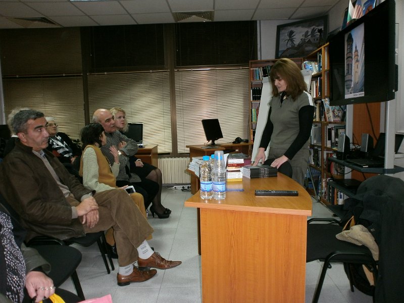 PB090042.JPG - Среща с редакционния екип и представяне на „Сънища и безсъници“ - сборник с текстове от научна конференция по повод стоте години от отпечатването на стихосбирките „Сън за щастие“ на Пенчо Славейков и „Безсъници“ на Пейо Яворов. Съвместна инициатива на РБ "Пенчо Славейков" и Научният център за православна култура и изкуства „Свети Архангел Михаил при Шуменски университет".