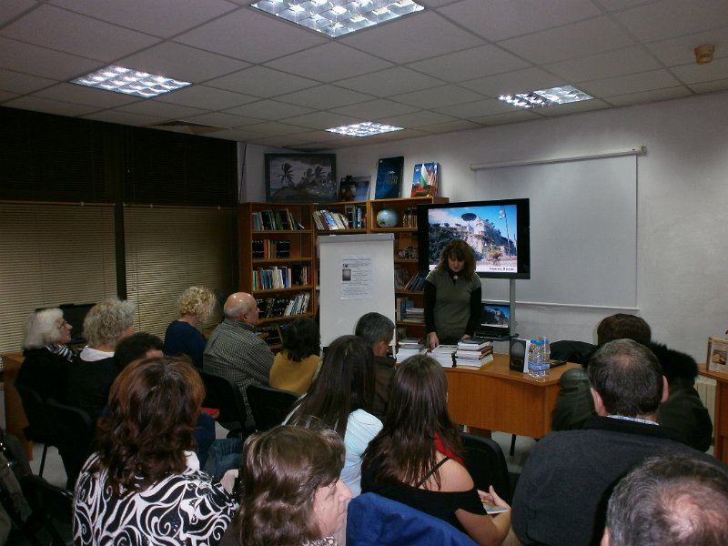 PB090044.JPG - Среща с редакционния екип и представяне на „Сънища и безсъници“ - сборник с текстове от научна конференция по повод стоте години от отпечатването на стихосбирките „Сън за щастие“ на Пенчо Славейков и „Безсъници“ на Пейо Яворов. Съвместна инициатива на РБ "Пенчо Славейков" и Научният център за православна култура и изкуства „Свети Архангел Михаил при Шуменски университет".