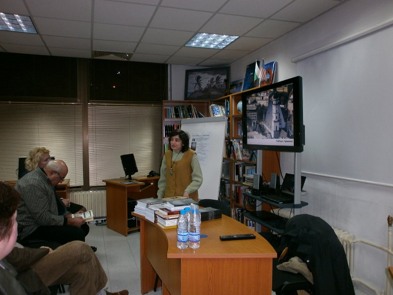 PB090046.JPG - Среща с редакционния екип и представяне на „Сънища и безсъници“ - сборник с текстове от научна конференция по повод стоте години от отпечатването на стихосбирките „Сън за щастие“ на Пенчо Славейков и „Безсъници“ на Пейо Яворов. Съвместна инициатива на РБ "Пенчо Славейков" и Научният център за православна култура и изкуства „Свети Архангел Михаил при Шуменски университет".