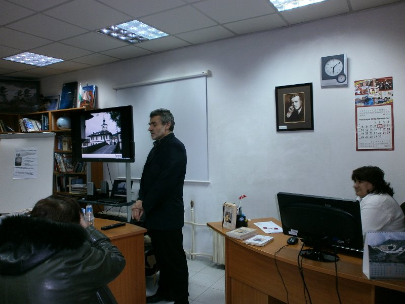 PB090052.JPG - Среща с редакционния екип и представяне на „Сънища и безсъници“ - сборник с текстове от научна конференция по повод стоте години от отпечатването на стихосбирките „Сън за щастие“ на Пенчо Славейков и „Безсъници“ на Пейо Яворов. Съвместна инициатива на РБ "Пенчо Славейков" и Научният център за православна култура и изкуства „Свети Архангел Михаил при Шуменски университет".