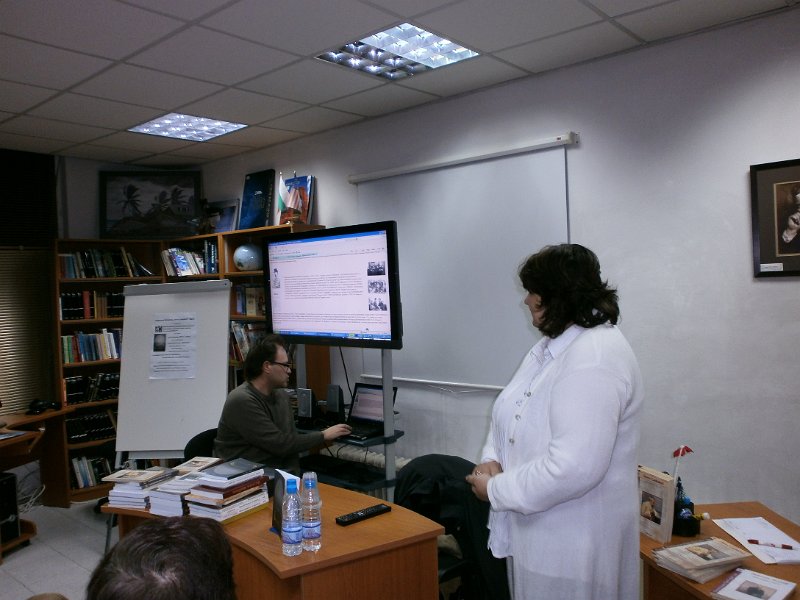 PB090056.JPG - Среща с редакционния екип и представяне на „Сънища и безсъници“ - сборник с текстове от научна конференция по повод стоте години от отпечатването на стихосбирките „Сън за щастие“ на Пенчо Славейков и „Безсъници“ на Пейо Яворов. Съвместна инициатива на РБ "Пенчо Славейков" и Научният център за православна култура и изкуства „Свети Архангел Михаил при Шуменски университет".