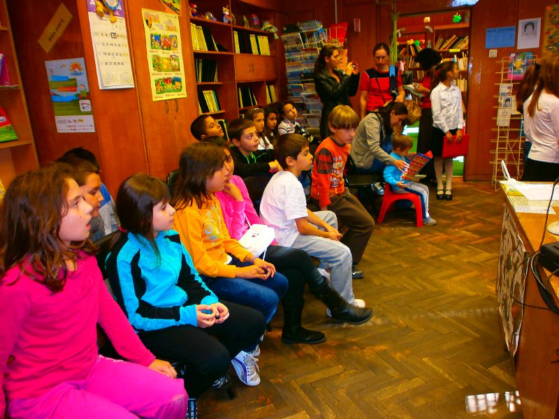 PB080013.JPG - Ученици от ОУ "Цар Симеон I" споделят мисли за творчеството на Петя Дубарова