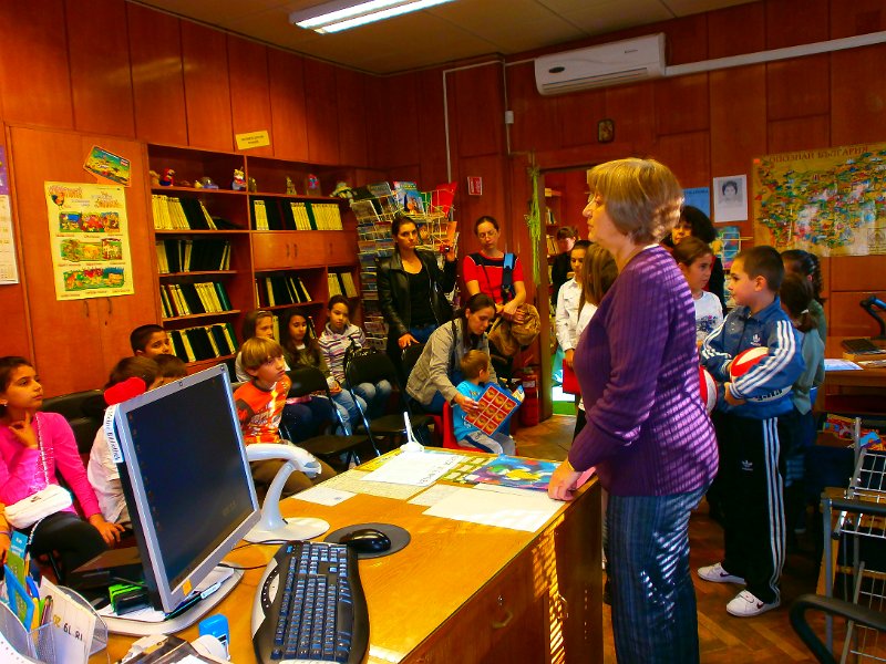 PB080014.JPG - Ученици от ОУ "Цар Симеон I" споделят мисли за творчеството на Петя Дубарова