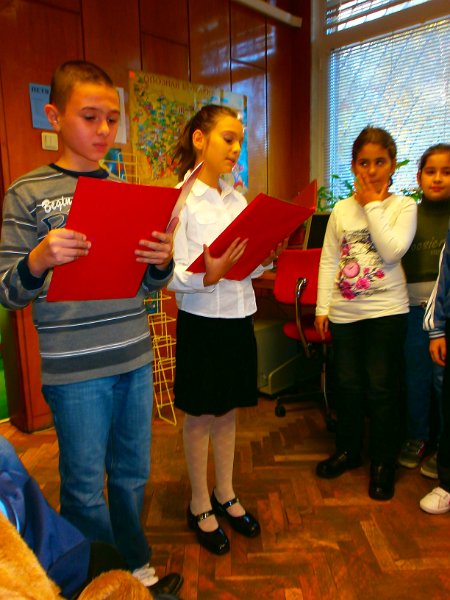 PB080018.JPG - Ученици от ОУ "Цар Симеон I" споделят мисли за творчеството на Петя Дубарова