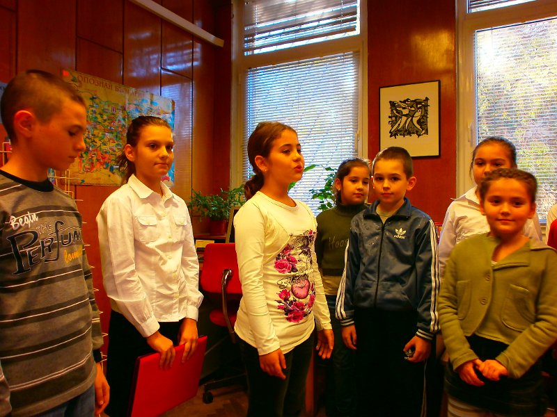 PB080019.JPG - Ученици от ОУ "Цар Симеон I" споделят мисли за творчеството на Петя Дубарова