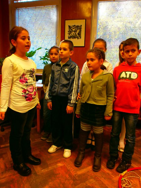 PB080020.JPG - Ученици от ОУ "Цар Симеон I" споделят мисли за творчеството на Петя Дубарова