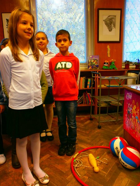 PB080022.JPG - Ученици от ОУ "Цар Симеон I" споделят мисли за творчеството на Петя Дубарова