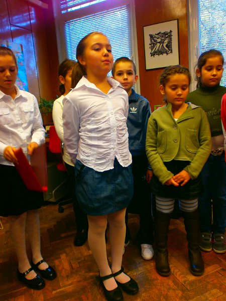 PB080023.JPG - Ученици от ОУ "Цар Симеон I" споделят мисли за творчеството на Петя Дубарова