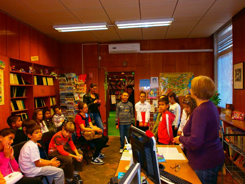 PB080028.JPG - Ученици от ОУ "Цар Симеон I" споделят мисли за творчеството на Петя Дубарова