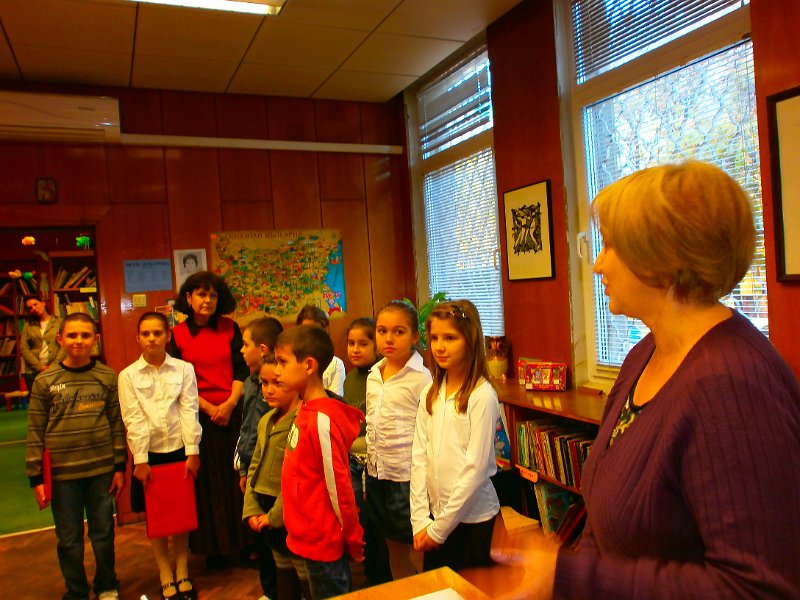 PB080029.JPG - Ученици от ОУ "Цар Симеон I" споделят мисли за творчеството на Петя Дубарова