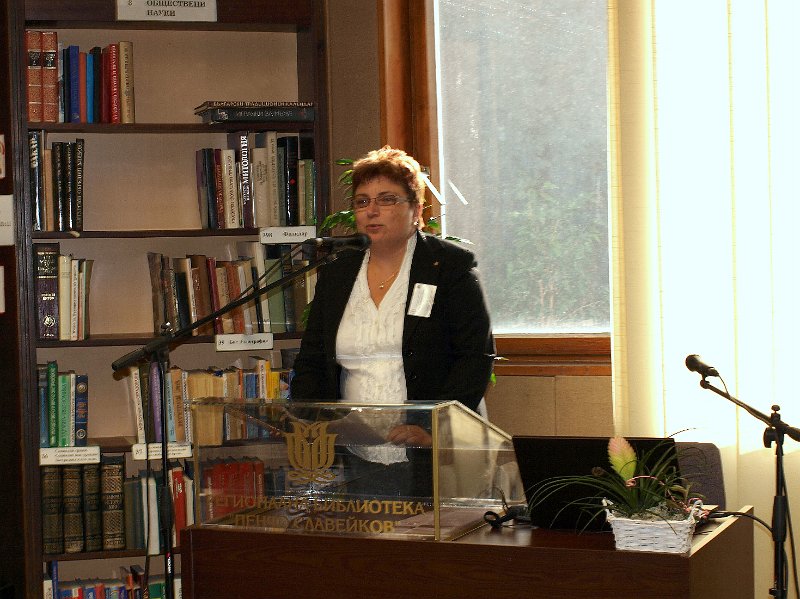 PA256795.JPG - Откриване на срещата от г-жа Емилия Милкова, директор на Регионална библиотека "Пенчо Славейков" и регионален координатор на Програма "Глоб@лни библиотеки - България"