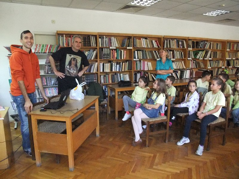 DSCF6370.JPG - Презентация и уъркшоп с участието на Българско индианско общество "Орлов кръг", ученици от частна детска занималня "Игралница–занималница" и второкласници от VII СОУ "Найден Геров", Варна. Осъществява се в сътрудничество с Посолството на САЩ – София, със съдействието на Фондация „Америка за България” и с медийната подкрепа на списание „National Geographic България”.