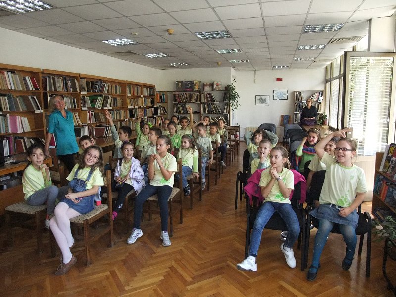 DSCF6372.JPG - Презентация и уъркшоп с участието на Българско индианско общество "Орлов кръг", ученици от частна детска занималня "Игралница–занималница" и второкласници от VII СОУ "Найден Геров", Варна. Осъществява се в сътрудничество с Посолството на САЩ – София, със съдействието на Фондация „Америка за България” и с медийната подкрепа на списание „National Geographic България”.