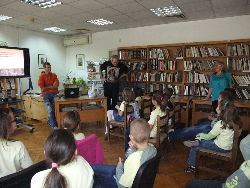 DSCF6374.JPG - Презентация и уъркшоп с участието на Българско индианско общество "Орлов кръг", ученици от частна детска занималня "Игралница–занималница" и второкласници от VII СОУ "Найден Геров", Варна. Осъществява се в сътрудничество с Посолството на САЩ – София, със съдействието на Фондация „Америка за България” и с медийната подкрепа на списание „National Geographic България”.