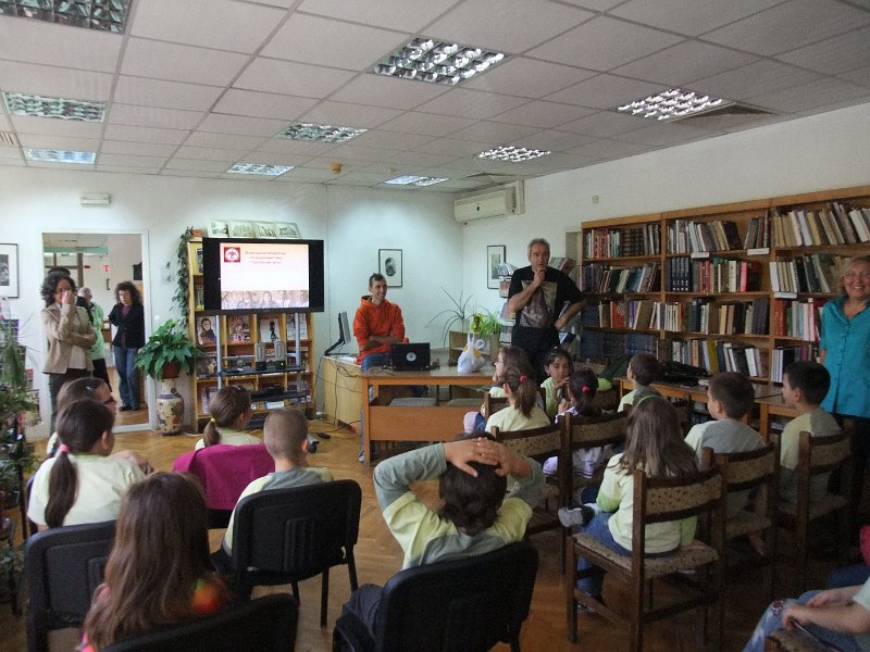 DSCF6375.JPG - Презентация и уъркшоп с участието на Българско индианско общество "Орлов кръг", ученици от частна детска занималня "Игралница–занималница" и второкласници от VII СОУ "Найден Геров", Варна. Осъществява се в сътрудничество с Посолството на САЩ – София, със съдействието на Фондация „Америка за България” и с медийната подкрепа на списание „National Geographic България”.